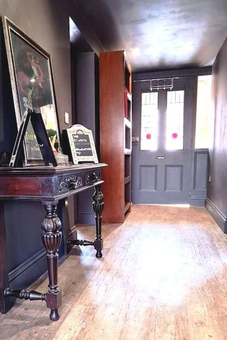 The Wolf'S Den Apartment Patrington Екстериор снимка